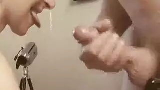 يمصها من تمها للشابة الجميلة