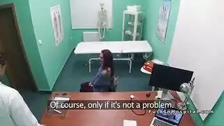 طبيب شاب يملأ الوصفة الطبية بقضيبه على عنقها