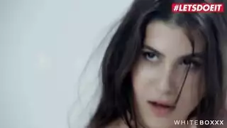 كس ضيق لمراهقة يمتلئ بالسائل المنوي في مشهد القذف الداخلي