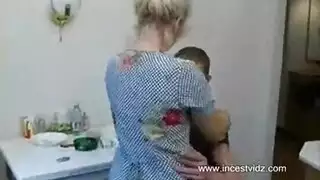 ينيج طيز أمه بل مطبخ