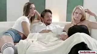 زوجة تبتسم بينما زوجها يملأ فم فتاة صغيرة بالسائل المنوي