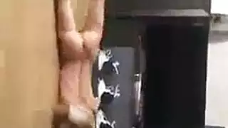 هي تبقي الجوارب السوداء عليها من أجل نيك مهبل مشعر قاس