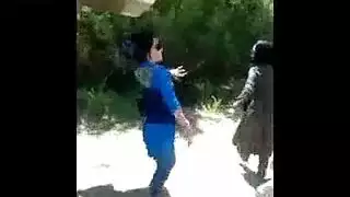 رقص بنات بملابس ضيقة