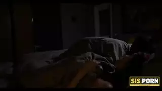 مهبل الأخت ممتلئ بقضيب أخيها وإبهامه