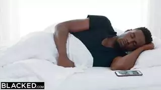 قضيب كبير يضخ فتحتها الضيقة بإثارة شديدة