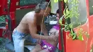 مفلس ومحتاج: جنس شرجي جماعي في موقع بناء مهجور