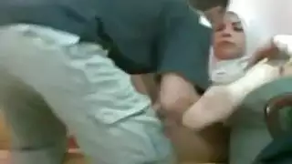 عربية ممتلئة الجسم محجبة تتعرض للاختراق المزدوج