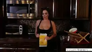 سمراء تظهر فرجها المشعر وتتم ممارسة الجنس معها في الوجه