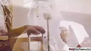 ممدود على اتساع: جلسة سكس شرجي قاسية