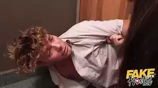 قضيب الفتى الصلب منحنياتها