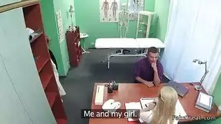 معاملة خاصة من الممرضة جمع المني بيديها