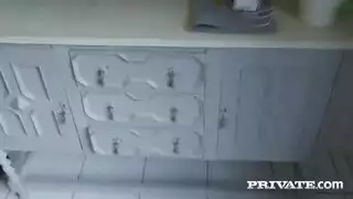 فتاة بيضاء والديها طيز كبير جدا