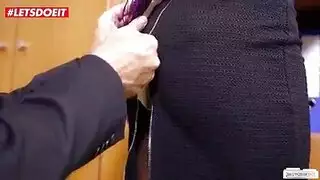 المرأة الجميلة لديها الحمار كبيرة وضالة