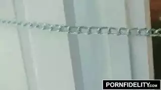 ثديي الكوجر المثير يرتدان خلال جنس جماعي عنيف