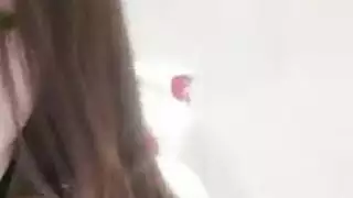 آسيوية إكس إكس إكس: المعجب يمارس الجنس مع كسها الضيق في غرفة خاصة