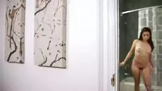 أم تطلب شابًا مثيرًا ليمارس الجنس الخشن مع ابنها