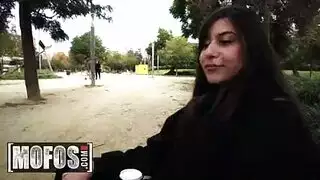 تثار بمجرد التفكير في ممارسة الجنس في العراء