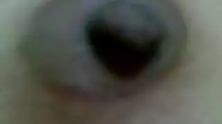 يصور صديقته وهو يمرس الجنس معها ويفضحها عبر الهاتف حقيقي