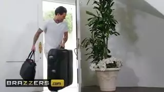 سمراء بمؤخرة كبيرة في وضعية كلابي عنيف