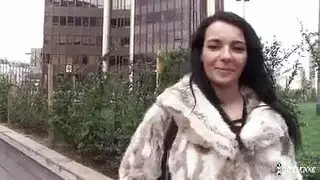 فرجها يبدو شهياً في هذه الملابس الداخلية المكشوفة