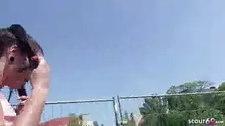 أثداء مثالية، مشهد مص قوي علني