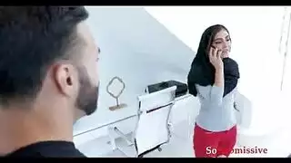 عندما ترى عضوه الضخم، تعلق به على الفور
