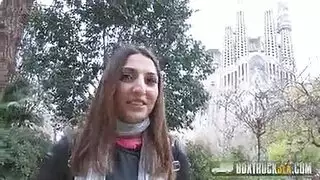 حفلة جنس في الهواء الطلق: سمراء شابة تمارس الجنس مع عدة رجال