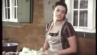 بنت تربط رجل علا السرير
