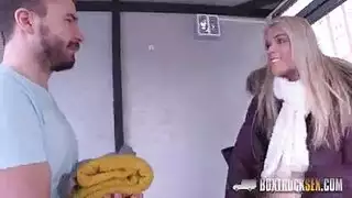 الملابس تُخلع، والقضيب يدخل لا وقت يُهدر