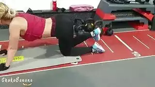 سائح يمارس الجنس معها بعنف في بلدها