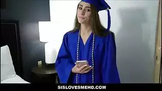 تقدم لك فرجها الضيق الرطب من أجل متعتك