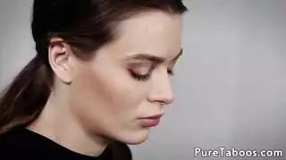 سمراء صغيرة تمارس الجنس بقوة في فيلم إباحي واضح بوضعية الكلب
