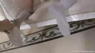 لسان عميق في مؤخرته قبل أخذ ذلك القضيب الكبير