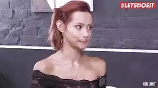 شقراء نارية تتعرض للضرب بقوة في مشهد إباحي حميم
