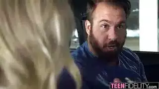 الزوج يضاجع زوجته بشغف في غرفة النوم