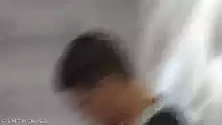 مشهد عنيف: ممثلة تركب عمودًا سميكًا