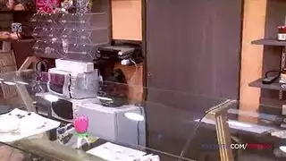 اختراق عميق في كسها الصغير المشدود
