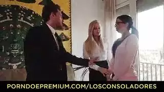 ساندويتش شهواني: رجل بين جميلتين مثيرتين