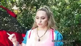 شقراء ناضجة مثارة تتعرض لضرب شرجي قوي في فيلم إباحي