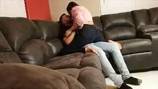 يقفز على قضيبه لكنه لا يريد وجهه على شبكة الإنترنت