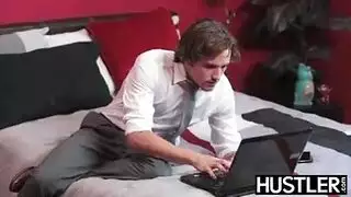 فتاة بمؤخرة كبيرة في فيلم إباحي خشن على طريقة الكلب