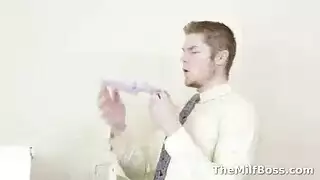 الموظف الجديد يتلقى قضيب رئيسته على المكتب