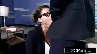 مصطدمة بالحائط لجلسة مهبلية عميقة
