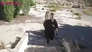 فتاة مثيرة تمتد فتحة شرجها وتُملأ