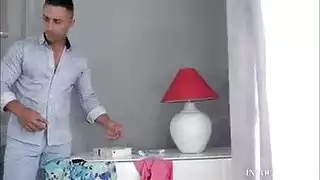 سمراء يائسة تحصل على مهبلها مملوء بقضيب قاس