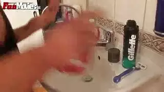 امرأة ناضجة تأخذ قضيبه الصلب بعمق