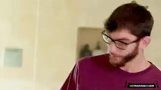 جمال خجول يأخذ كل بوصة في فمها