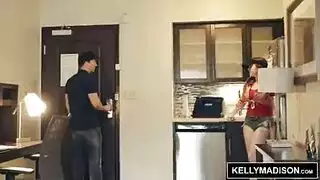 مراهقة بمؤخرة ضخمة تُدك في مشهد صريح إكس إكس إكس