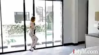 اثنتان من الفتيات المثيرات في مشهد سحاقي صريح