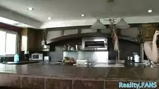 عربية كبيرة الصدر تطلب جنسًا جماعيًا خشنًا وحمولات مني